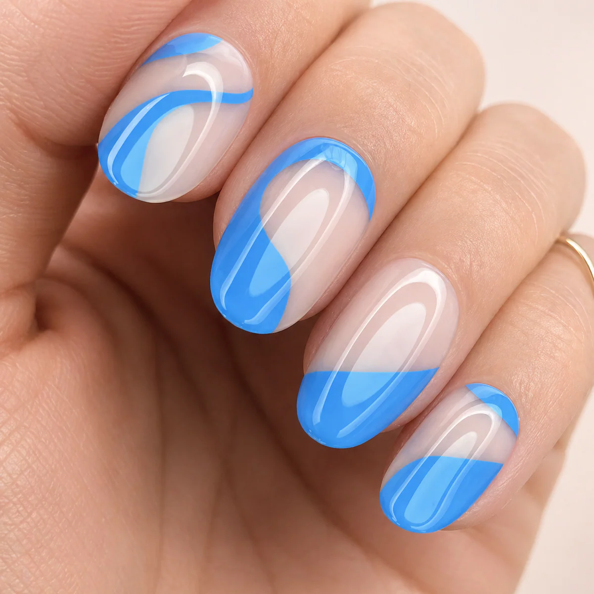Faux Ongles Nude et Vagues Bleu Ronds Courts
