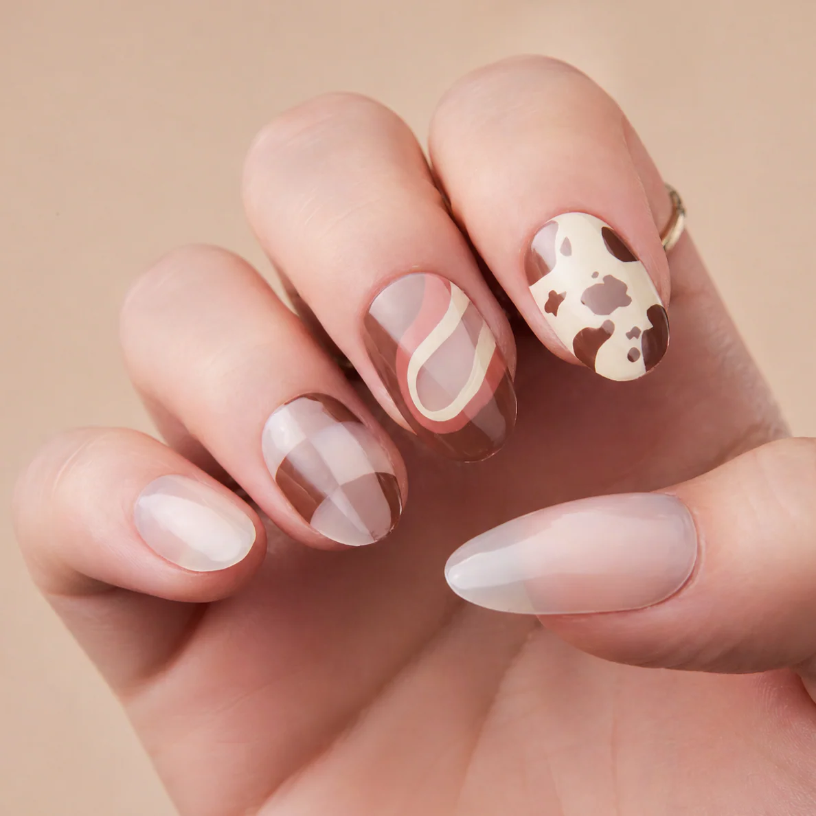 Faux Ongles Nude avec Motifs Marron Ronds Courts