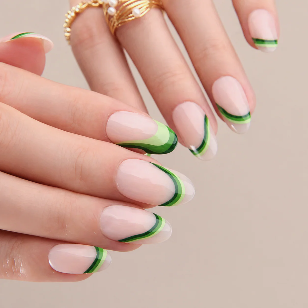 Faux Ongles Vert à Lignes Ondulées Amande Mi-Longs